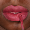 Nahaufnahme einer Person, die den „Over The Garden Wall Velvet Liquid Lipstick“ von Lethal Cosmetics mit einem Applikator auf ihre Lippen aufträgt.