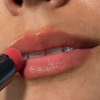 Nahaufnahme von glänzenden Lippen mit dem Fantastick Lipstick Carefree von LH Cosmetics.