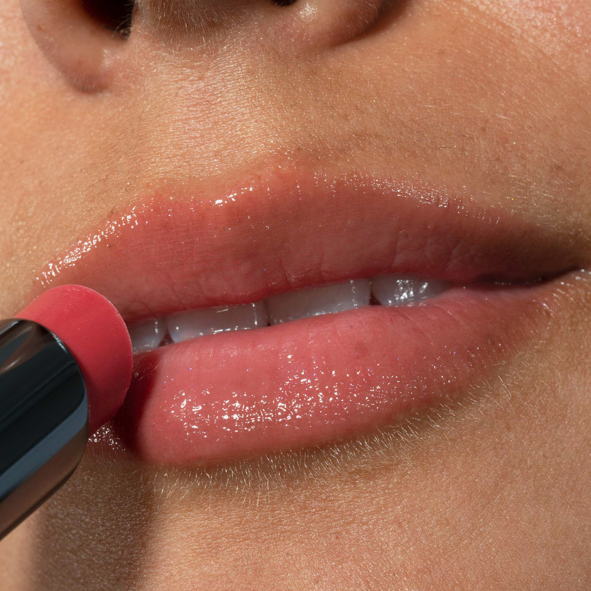 Nahaufnahme von glänzenden Lippen mit dem Fantastick Lipstick Carefree von LH Cosmetics.