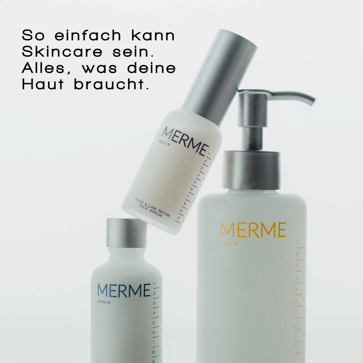 Drei MERME Produkte mit deutschem Text über einfache Hautpflege in der oberen linken Ecke.