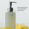 Eine MERME Delicate Dissolve Face Cleanser Pumpflasche mit gelbem Gel und minimalem deutschen Text über die Inhaltsstoffe.