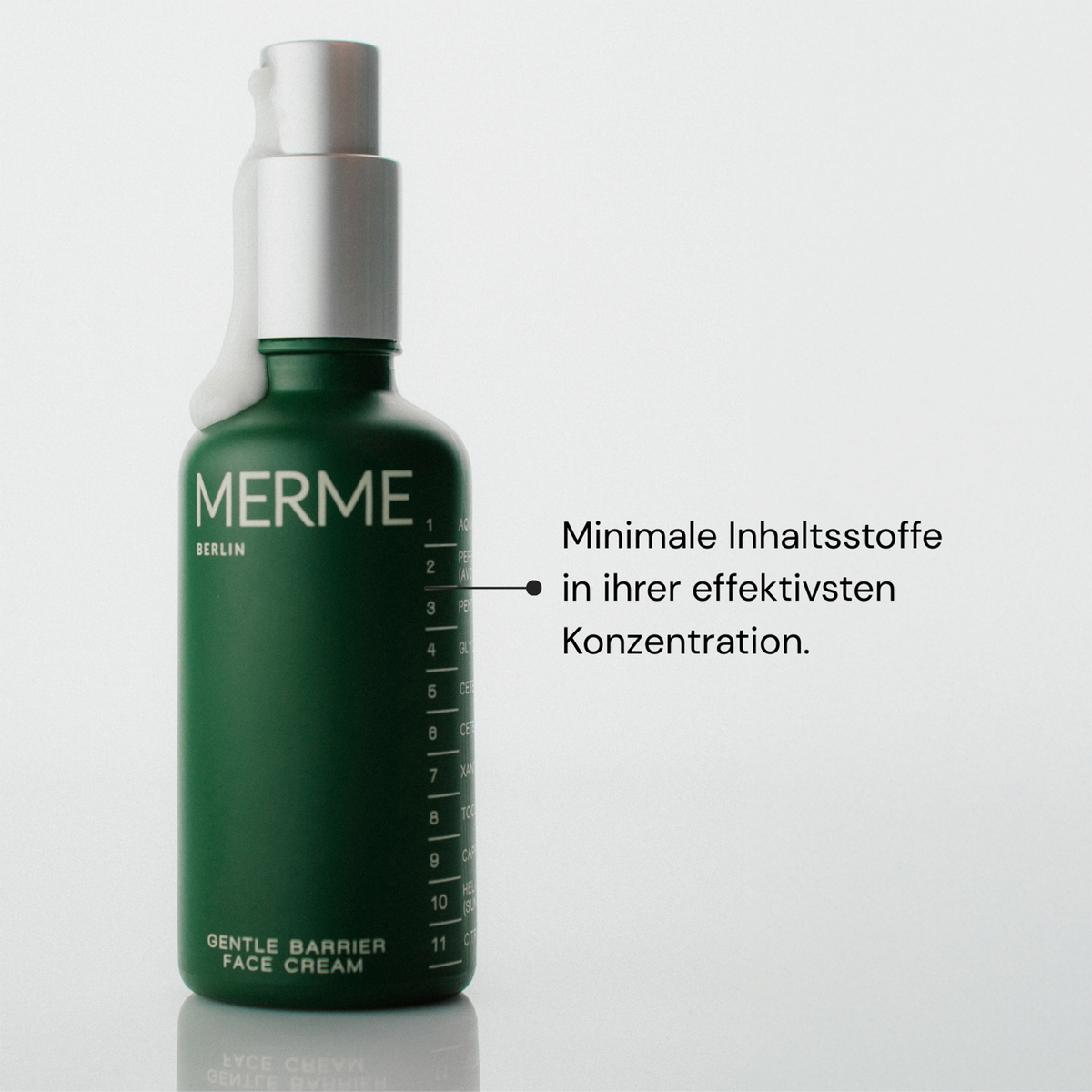 Eine grüne Flasche MERME Gentle Barrier Face Cream mit deutschem Text über minimale, wirksame Inhaltsstoffe.