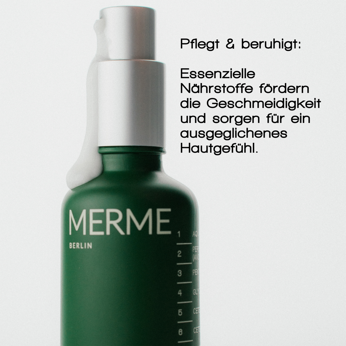 Eine grüne MERME Gentle Barrier Face Cream Flasche mit einer Pumpe steht neben einem deutschen Text, der die hautberuhigenden Eigenschaften der Creme hervorhebt.