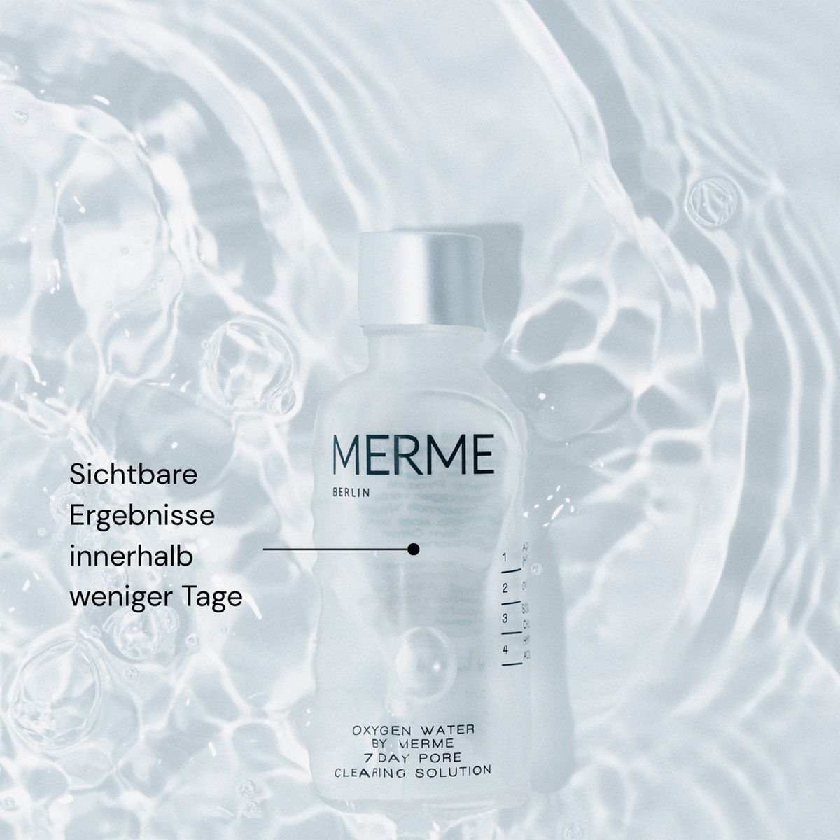 Eine Flasche MERME Oxygen Water in klarem Wasser, mit deutschem Text, der die sichtbaren Ergebnisse in wenigen Tagen hervorhebt.