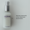 Eine Flasche MERME Pore & Line Refine Face Serum neben einem deutschen Text über minimale, effektive Inhaltsstoffe.
