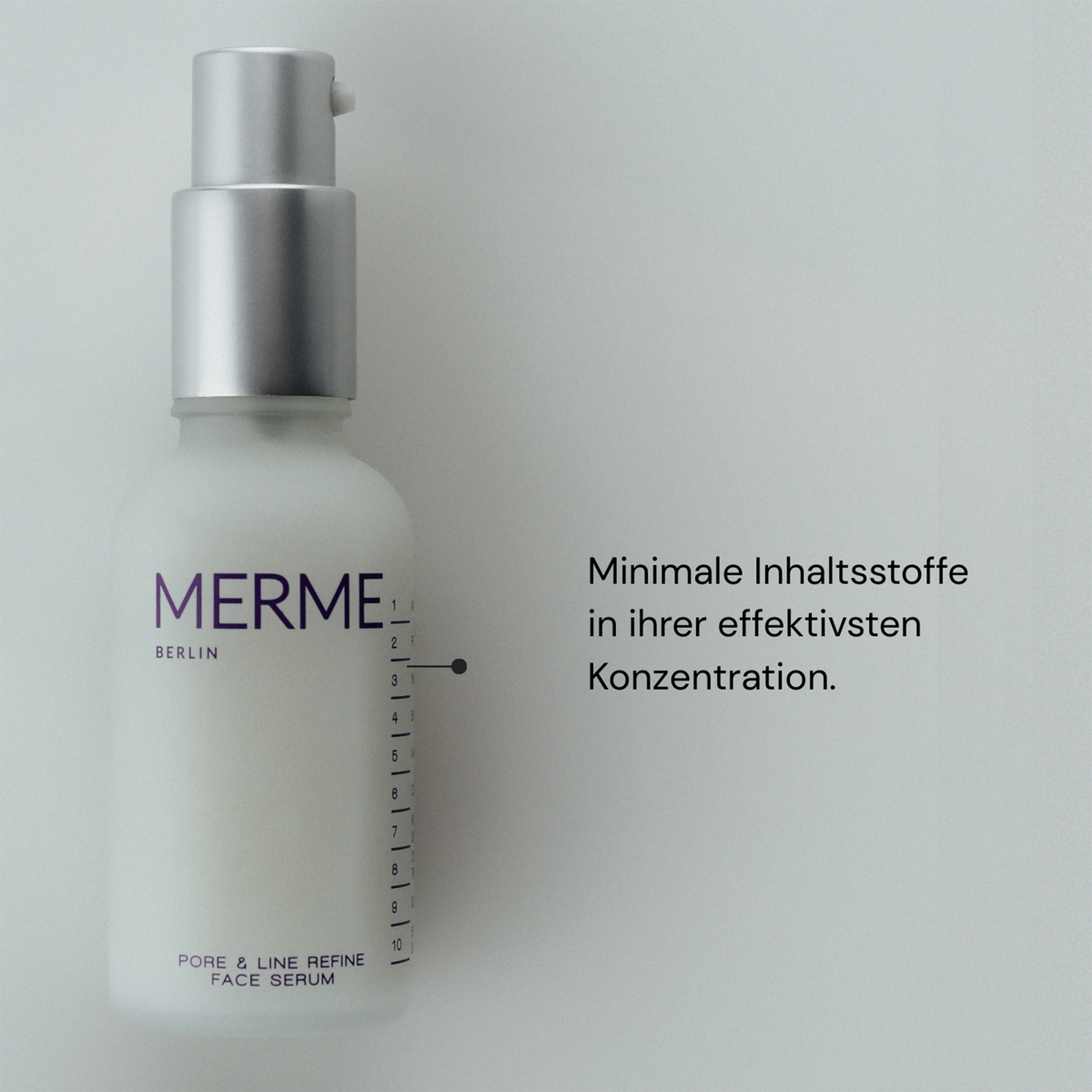 Eine Flasche MERME Pore & Line Refine Face Serum neben einem deutschen Text über minimale, effektive Inhaltsstoffe.