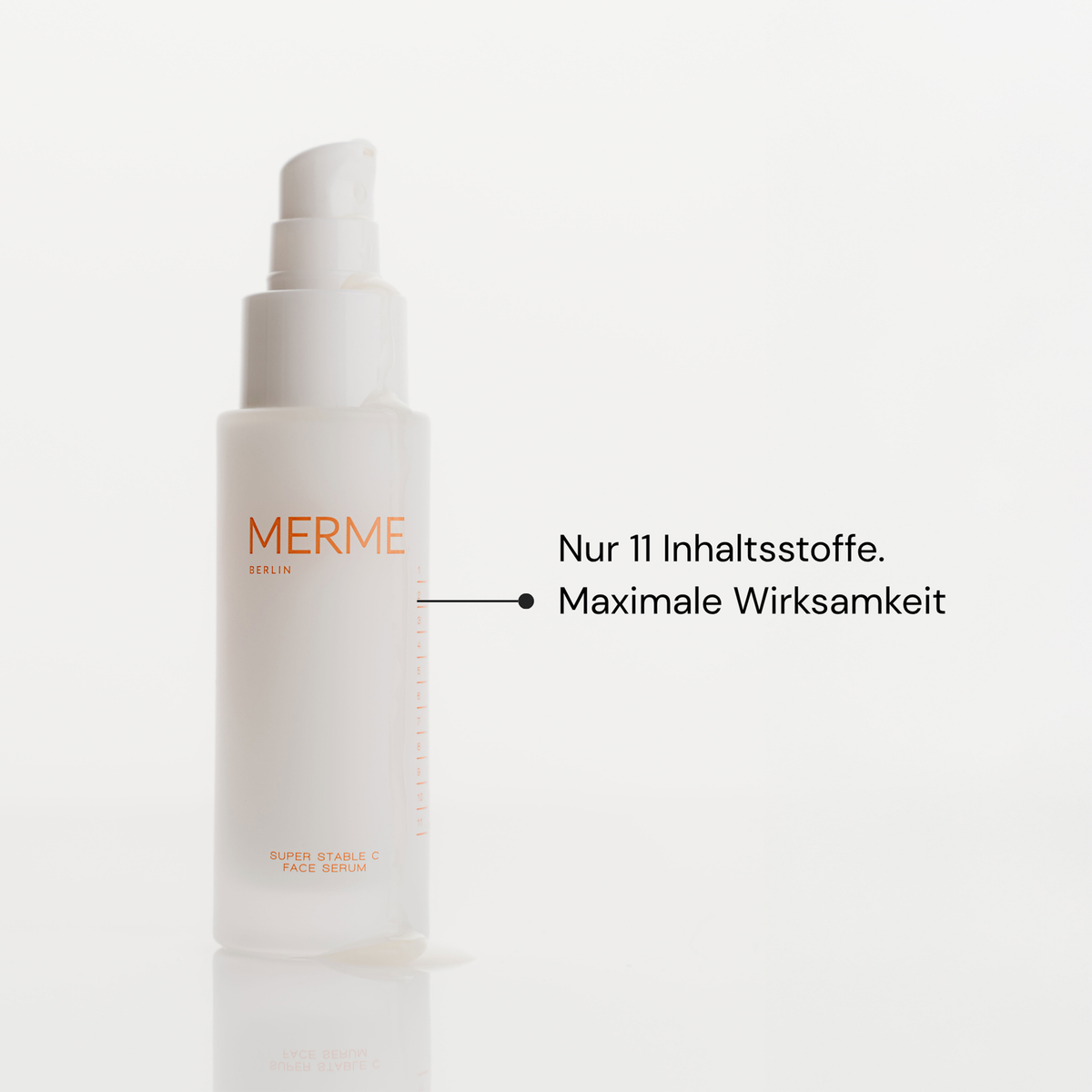 MERME Super Stable C Face Serum Flasche mit Text: Nur 11 Inhaltsstoffe. Maximale Wirksamkeit.