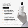 Eine behandschuhte Hand hält das Minimalist HOCl Skin Purifying Spray 150ppm, daneben wichtigste Eigenschaften und Vorteile.