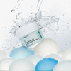 Numbuzin No.1 Pantothenic B5 Active Soothing Cream vor blauen und weißen Kugeln, mit spritzendem Wasser für erfrischende, hydratisierende Wirkung.