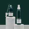 Zwei Flaschen „Philip Kingsley Density Thickening Protein Spray“ auf weißen Sockeln: eine Tropfflasche und eine Sprühflasche, beide mit weißen Etiketten.