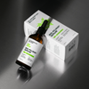 Ein Fläschchen Bio-Pilixin® Serum von Scandinavian Biolabs mit Tropfer steht neben der weißen Schachtel auf einer Metalloberfläche.