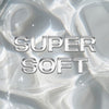 Silbrig-glänzende Textur mit dem Schriftzug ‚SUPER SOFT‘ in metallischer Optik, symbolisiert geschmeidige Pflege und Glanz.