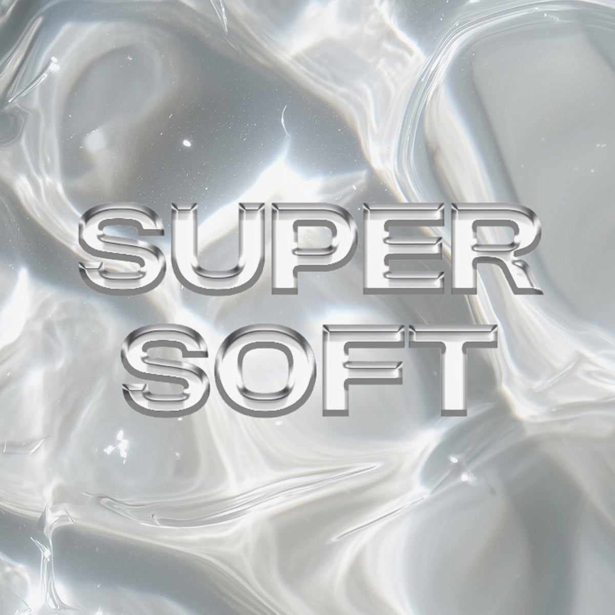 Silbrig-glänzende Textur mit dem Schriftzug ‚SUPER SOFT‘ in metallischer Optik, symbolisiert geschmeidige Pflege und Glanz.