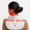 Eine Frau trägt die STYLPRO Wavelength Pro 5 in 1 LED-Maske, die im Nacken rotes Licht ausstrahlt.