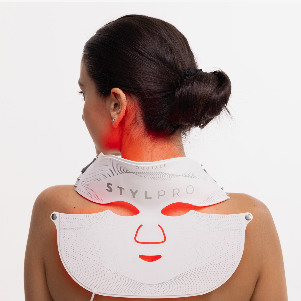 Eine Frau trägt die STYLPRO Wavelength Pro 5 in 1 LED-Maske, die im Nacken rotes Licht ausstrahlt.