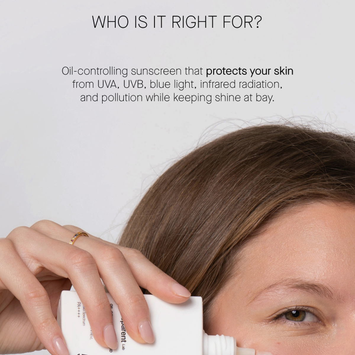 Eine Frau hält die „Oil-Control Ultra Fluid Cica Sunscreen“ von Transparent Lab nahe an ihr Gesicht, darüber ist ein Text zu den Vorteilen zu sehen.