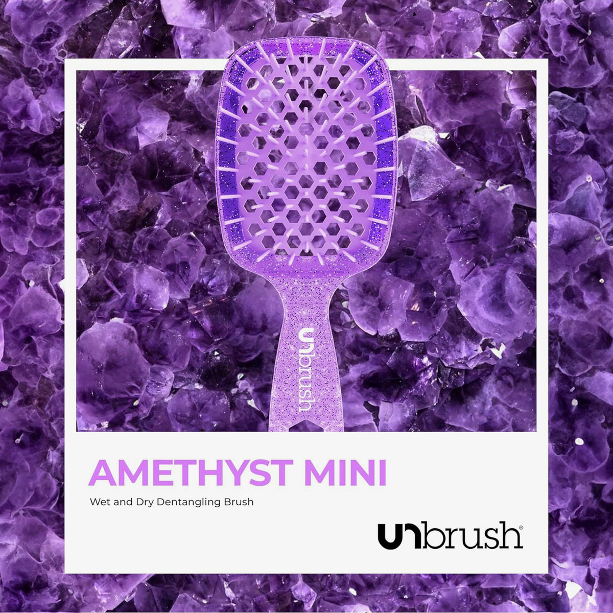 Große Version der UNbrush Glitter Duo Wet and Dry Detangling Brush von UNbrush auf einem Amethystkristall-Hintergrund abgebildet.
