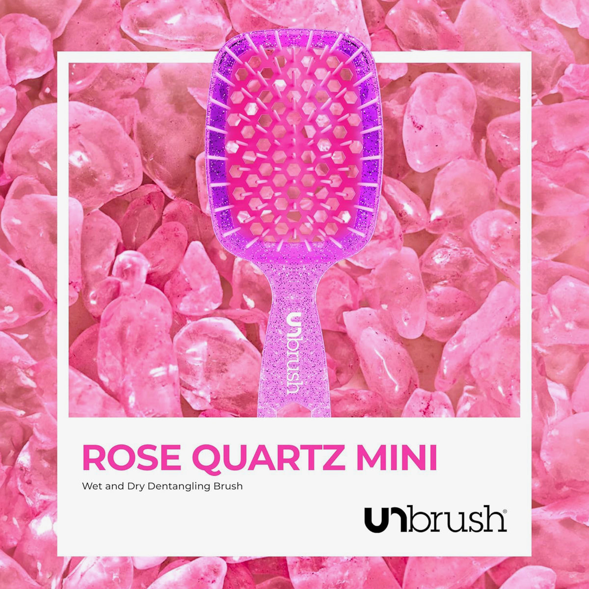 Große Bürste des UNbrush Glitter Duo Set Rose Quartz Pink auf Rosenquarzsteinen abgebildet.