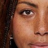 Nahaufnahme des Auges einer Person mit langen, definierten Wimpern, die durch den XLASH Lash Booster betont werden.