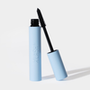 XLASH Weightless Mascara in einer hellblauen Tube mit Applikator, geöffnet und aufrecht stehend auf einem schlichten weißen Hintergrund.