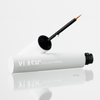 Xlash Eyelash Serum mit Applikatorstift und einem Tropfen auf der Bürste, abgebildet auf weißem Hintergrund.