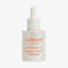 Ein weißes Fläschchen Lumene Nordic-C Dark Spot Serum mit einem Tropfverschluss und orangefarbenem Text auf dem Etikett.