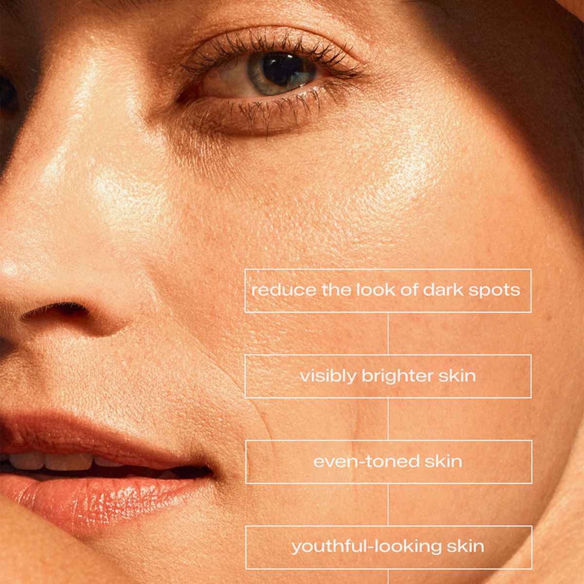 Nahaufnahme des Gesichts einer Frau mit Text: Lumene Nordic-C Dark Spot Serum für hellere, gleichmäßigere, jugendlichere Haut.