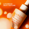 Eine Flasche Lumene Nordic-C Dark Spot Serum mit Blasen auf orangefarbenem Hintergrund.