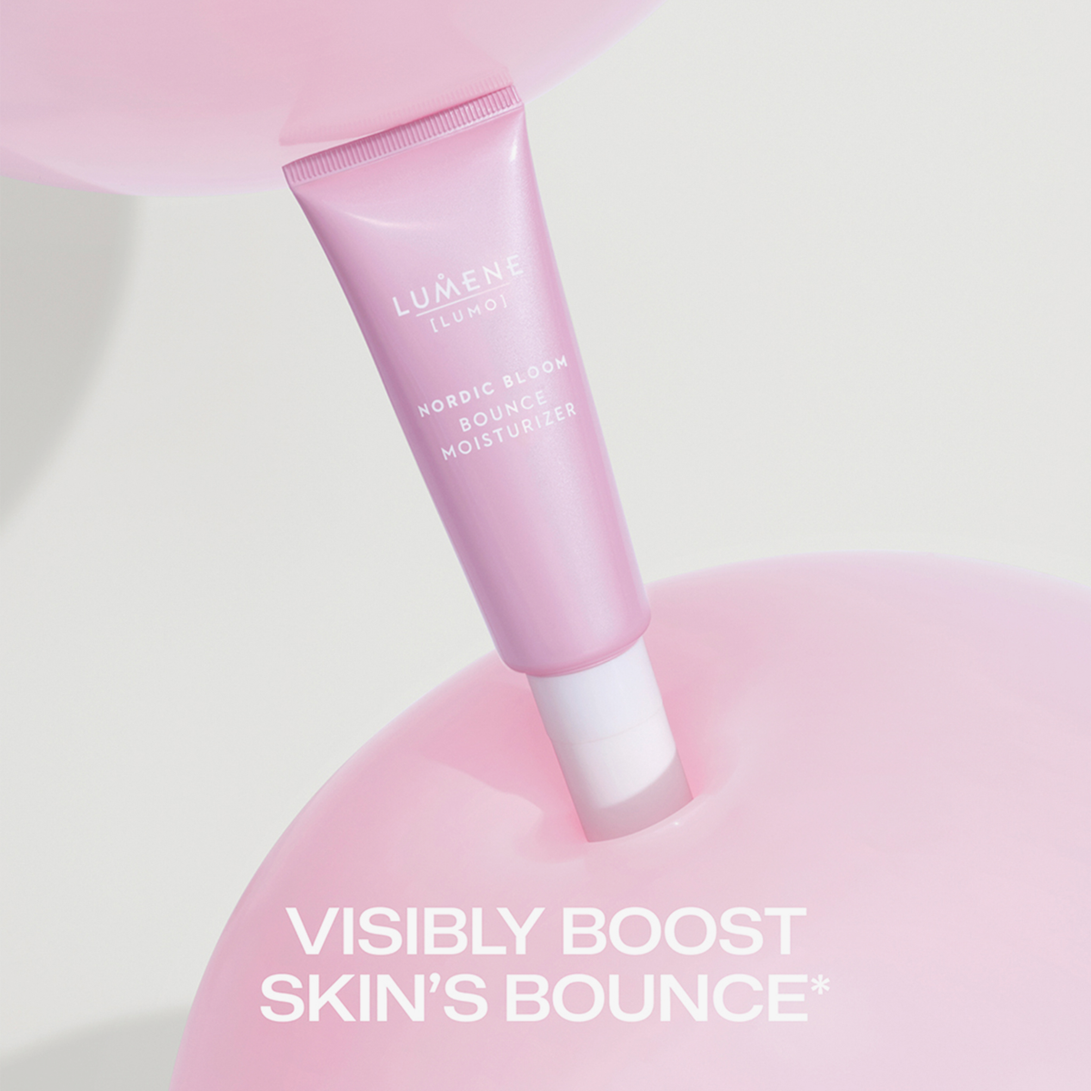 Lumene Nordic Bloom Bounce Moisturizer in einer rosa Tube auf zartrosa Hintergrund mit dem Text: Verstärkt sichtbar die Spannkraft der Haut.