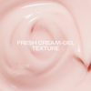Nahaufnahme von Nordic Bloom Bounce Moisturizer von Lumene: glattes, blassrosa Creme-Gel mit "FRESH CREAM-GEL TEXTURE" in weißer Schrift.