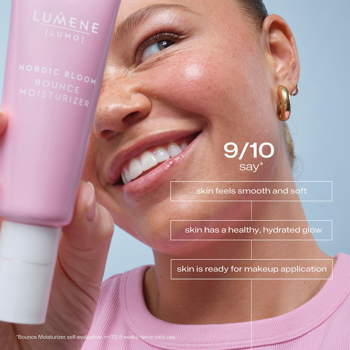 Lächelnde Frau, die Lumene Nordic Bloom Bounce Moisturizer in der Nähe ihres Gesichts hält, Text zu den Vorteilen der Feuchtigkeitspflege überlagert das Bild.