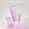 Der Lumene Nordic Bloom Bounce Moisturizer, das Serum und die Augencreme in rosa Tiegeln auf hellrosa Hintergrund.
