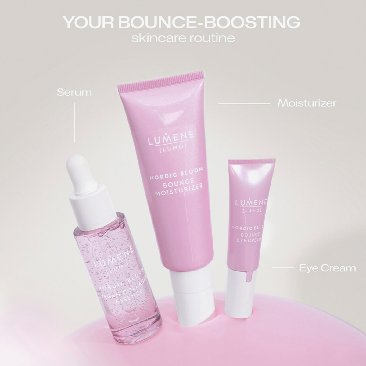 Der Lumene Nordic Bloom Bounce Moisturizer, das Serum und die Augencreme in rosa Tiegeln auf hellrosa Hintergrund.