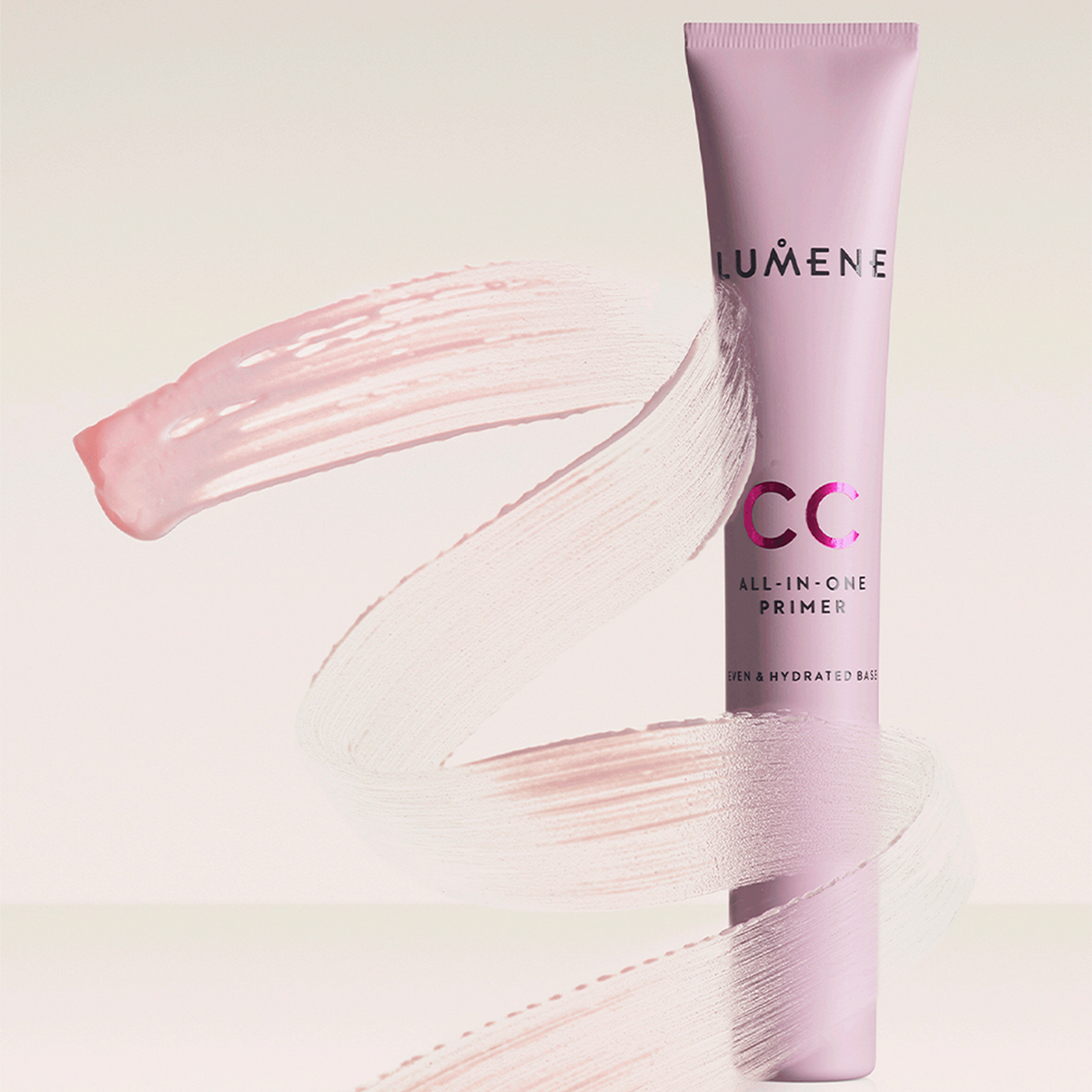 Eine Tube Lumene CC All-In-One Primer mit rosa Grundierung, die auf einem hellen Hintergrund herumwirbelt.
