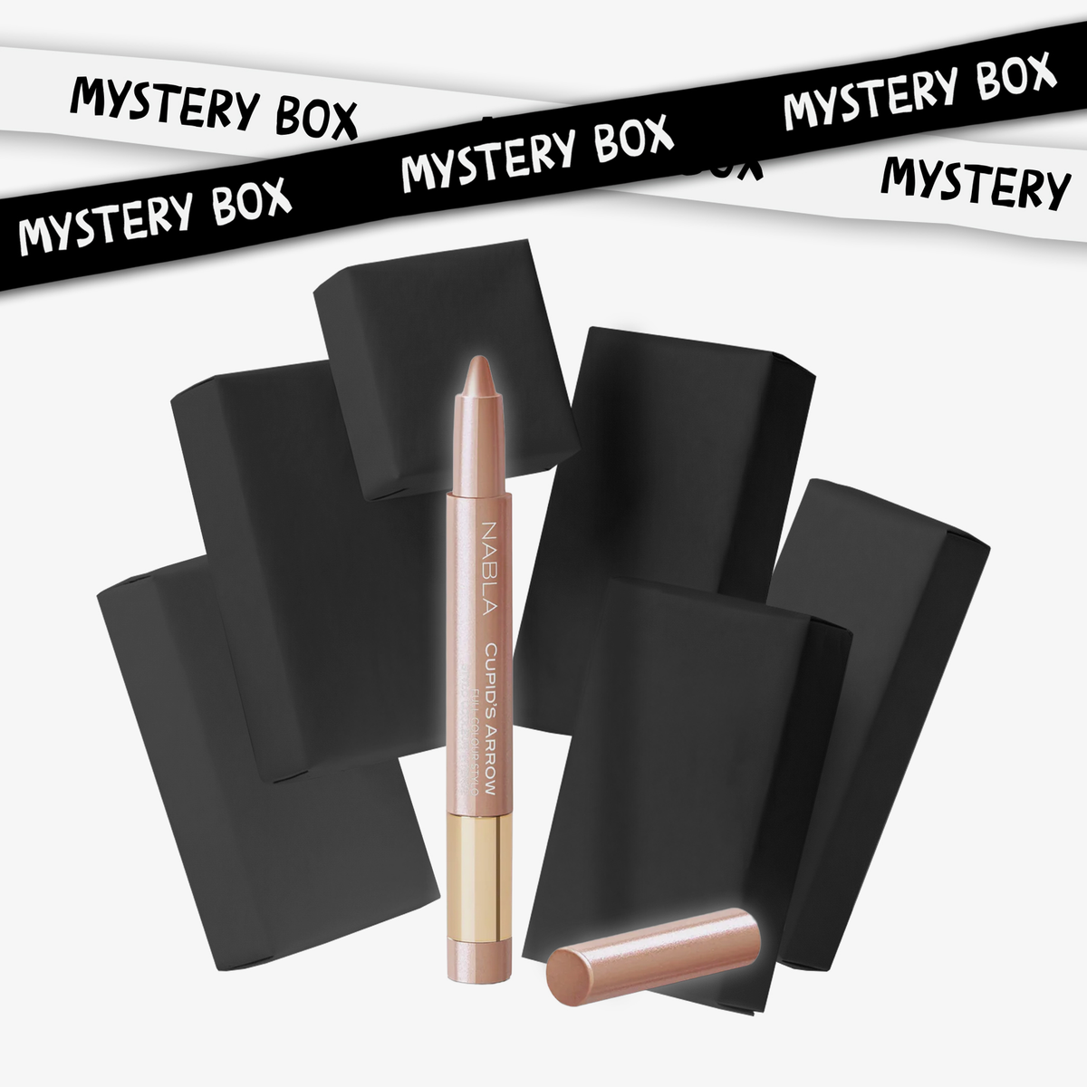 NABLA Cupid’s Arrow Stift vor mehreren schwarzen Mystery-Boxen, darüber Mystery-Box-Schriftzug auf weißen und schwarzen Bändern.