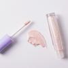 Eine Tube „BLONDESISTER GLOWEYE EYESHADOW“ mit violettem Verschluss liegt neben einem Farbmuster auf einer weißen Unterlage.