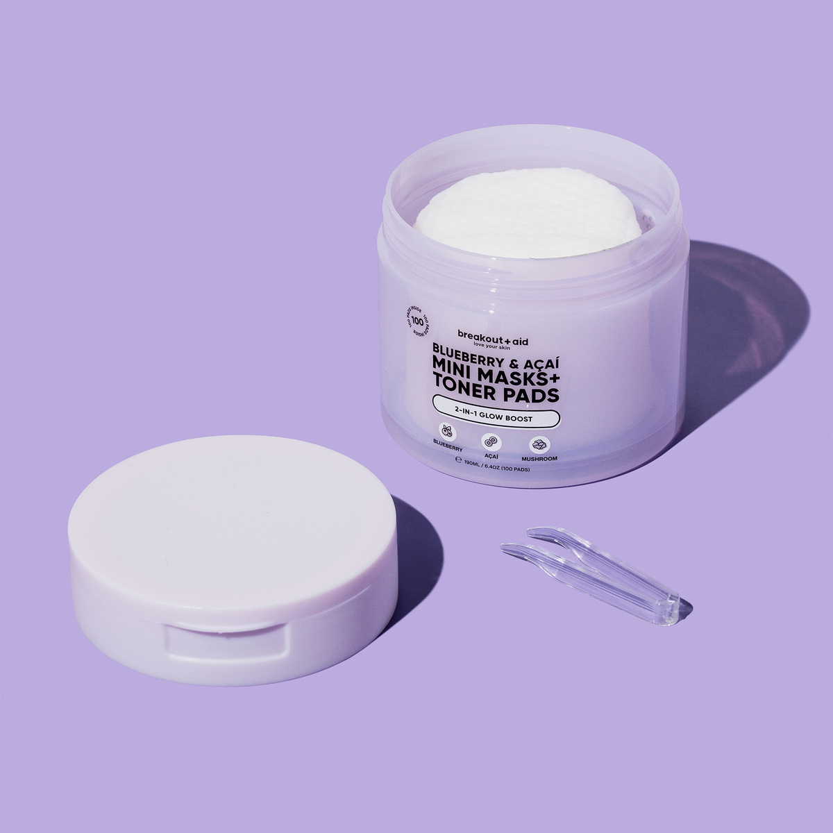 Ein offenes Glas mit runden, weißen Blueberry & Açaí Mini Masks + Toner Pads, dessen Deckel und eine Plastikpinzette.