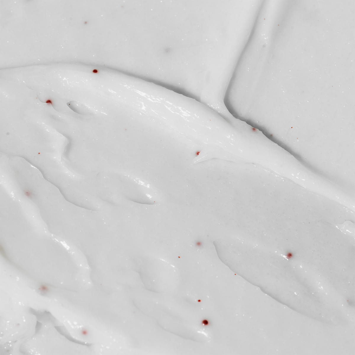 Breakout Body Scrub, ein weißes Peeling mit kleinen roten Partikeln.
