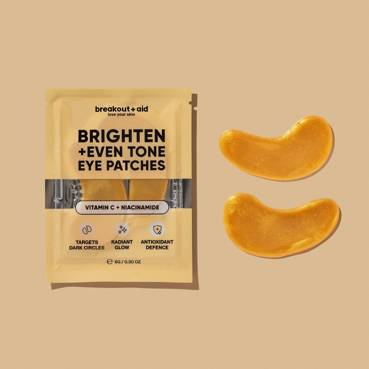 Eine Packung Brighten + Even Tone – Hydrogel-Augenpads neben zwei goldenen Gel-Augenmasken.