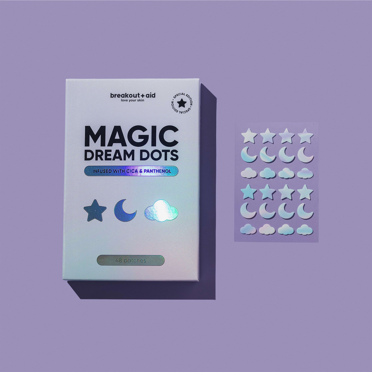 Eine Schachtel Magic Dream Dots-Akne-Pflaster neben einem Bogen mit Aufklebern in Form von Sternen, Monden und Wolken.