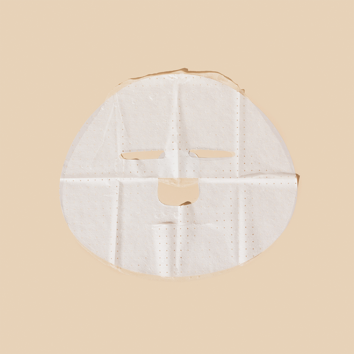 Eine weiße, perforierte Skin Reset Niacinamide Mask-Gesichtsmaske.