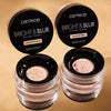 Zwei geöffnete Catrice Cosmetics Bright & Blur Setting Powders in Soft Peach und Soft Pink sind auf einem goldenen Hintergrund abgebildet.
