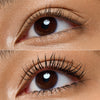 Nahaufnahme eines braunen Auges vor (oben) und nach (unten) dem Auftragen von Catrice Cosmetics TUBING Stay In Place Volume Mascara 010 auf die oberen Wimpern.