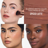Drei Frauen unterschiedlicher Hautfarbe tragen den braunen Farbton "Spiced Latte" aus dem Yummy Skin Flushed Essentials Blush & Lip Kit von Danessa Myricks Beauty.