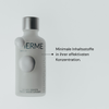 Auf der weißen Flasche mit der Aufschrift MERME Milky Drops Face Moisturiser steht ein deutscher Text über minimale, wirksame Inhaltsstoffe.