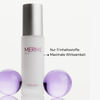 MERME New by Morning Retinal Face Serum in einem minimalistischen Flakon mit zwei lila Kugeln und deutschem Text zu Inhaltsstoffen und Wirksamkeit.