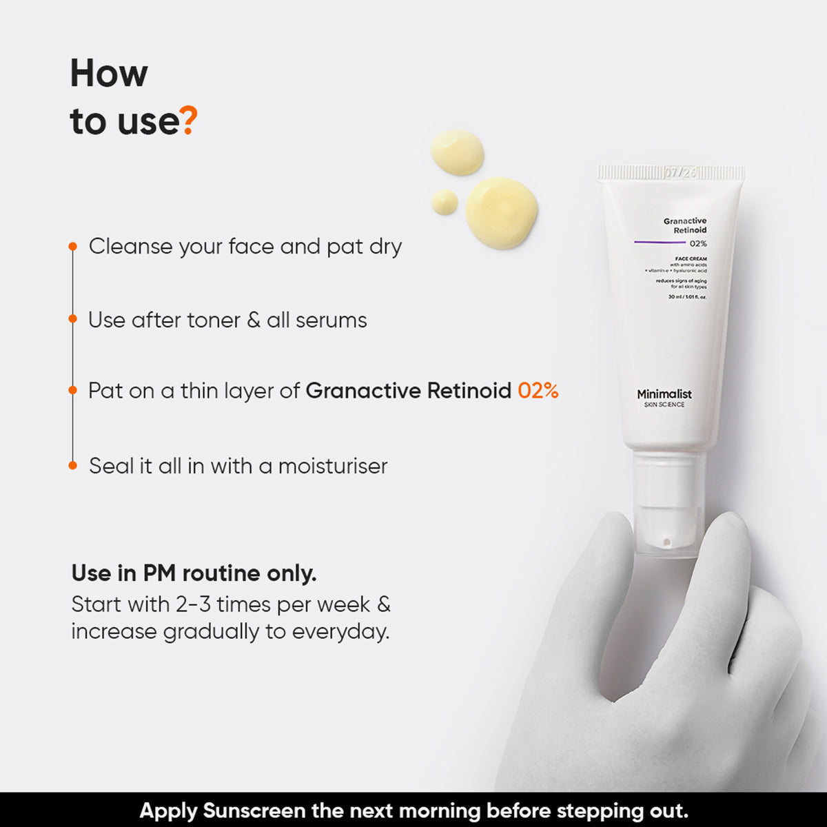 Eine Hand hält eine Tube Minimalist Granactive Retinoid 02% Face Cream, daneben die Gebrauchsanweisung.
