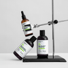 Das Scandinavian Biolabs Bio-Pilixin® Serum wird auf einem Metallständer vor einem schlichten weißen Hintergrund präsentiert.