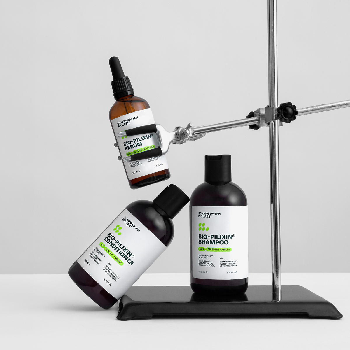 Das Scandinavian Biolabs Bio-Pilixin® Serum wird auf einem Metallständer vor einem schlichten weißen Hintergrund präsentiert.