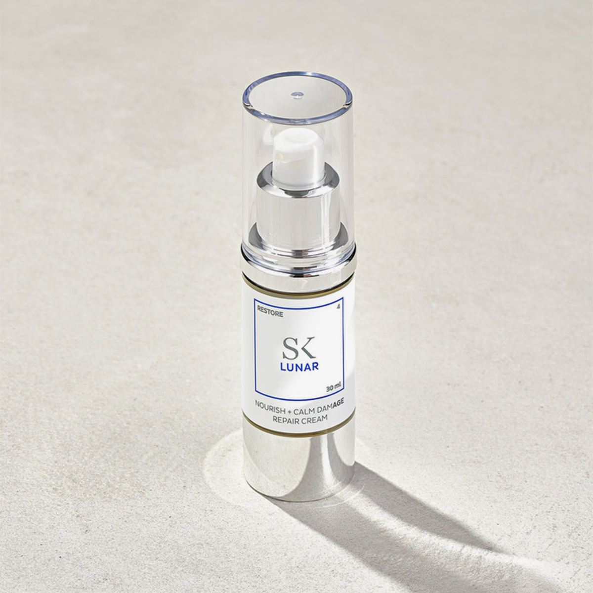 Eine 30-ml-Pumpflasche mit der Reparaturcreme Winter Collagen Bank Set mit der Aufschrift SK Lunar Restore.